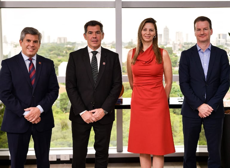 Hernando Lesme y Miguel Ángel Zaldívar, de Banco Atlas, y Helena de la Torre y Rogerio Santos, de IFC.