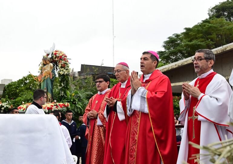 Los religiosos Gabriel Escobar y Edmundo Valenzuela presidieron la misa donde se recordó la celebración de Pentecostés.  
