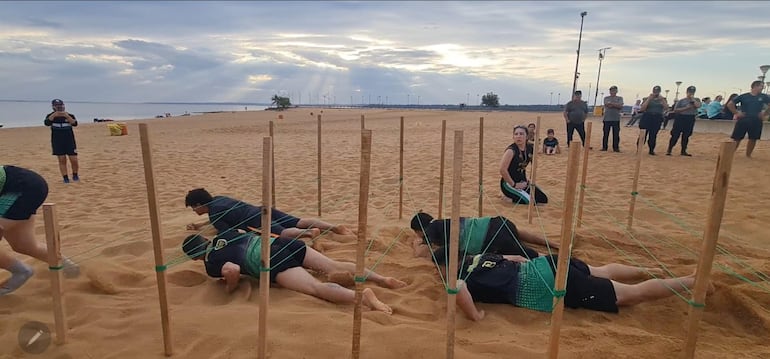 La carrera de obstáculos desarrollada en arenas de la Playa San José es la más divertida de las competencias.