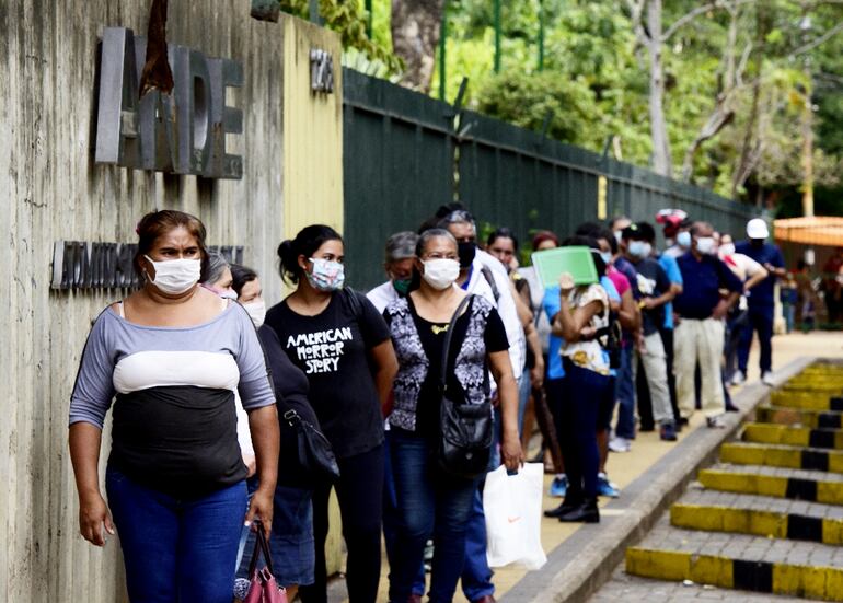 El 11 de mayo, en plena fase 1 de la pandemia por covid-19, la ANDE reabrió sus puertas y  exigió   pagos de boletas sobrefacturadas a la gente. La ciudadanía padeció largas filas bajo lluvia y frío.