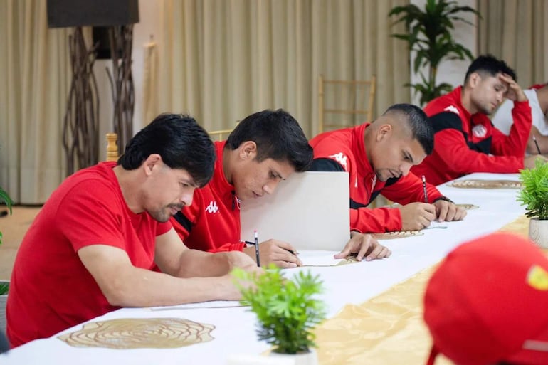 Fernando Martínez (izq.), Alexis Rodas, Tomás Lezcano y Míller Mareco, en pleno test “militar”.