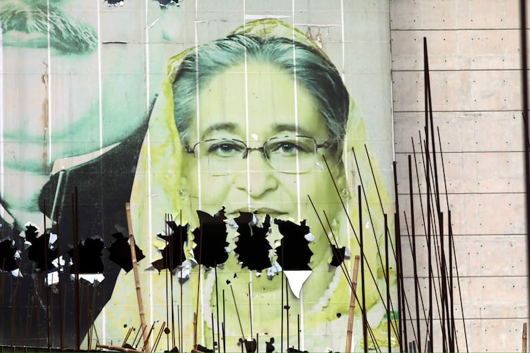 Una imagen vandalizada de la ex primera ministra de Bangladés, Sheikh Hasina, este martes en Daca.