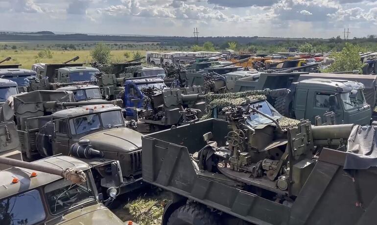 Una foto proporcionada por el Servicio de Prensa del Ministerio de Defensa de Rusia muestra armas y vehículos rusos entregados por el grupo de la Compañía Militar Privada (PMC) 'Wagner' a las tropas rusas y reunidos en un lugar desconocido en Rusia, 12 de julio de 2023. EFE/EPA/RUSSIAN DEFENCE MINISTRY PRESS SERVICE HANDOUT EDITORIAL USE ONLY/NO SALES.