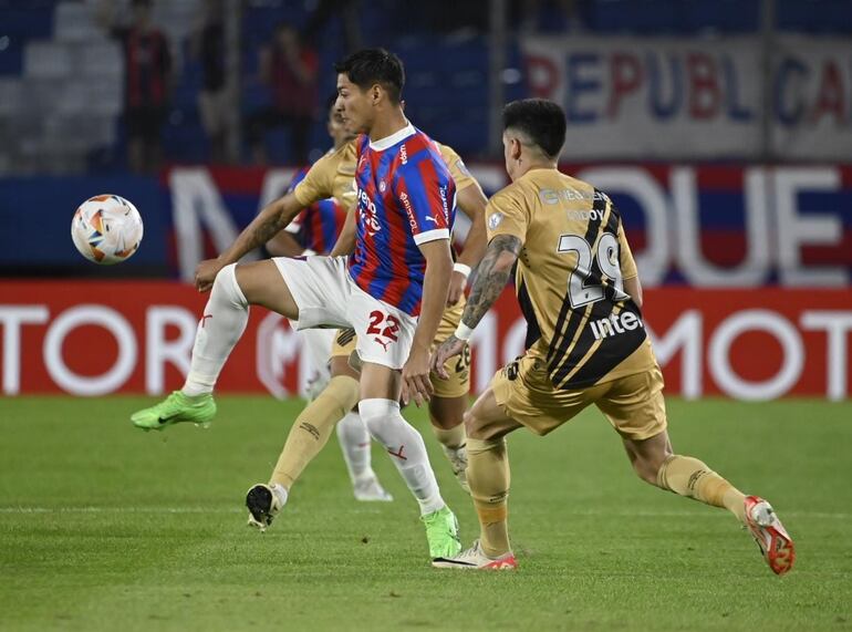 El paraguayo Derlis Rodríguez, jugador de Cerro Porteño, domina el balón en el partido frente a Athletico Paranaense por la ida de los playoffs de octavos de final de la Copa Sudamericana 2024 en el estadio la Nueva Olla, en Asunción.