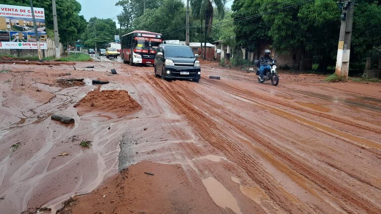 La gran cantidad de arena acumulada sobre la avenida principal San Antonio de la ciudad del mismo nombre es una trampa mortal para los automovilistas, en especial para motociclistas.