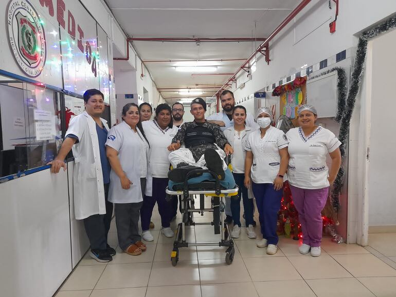 Joven policía herido en la Operación Veneratio logró salir de alta y lució orgulloso su uniforme.