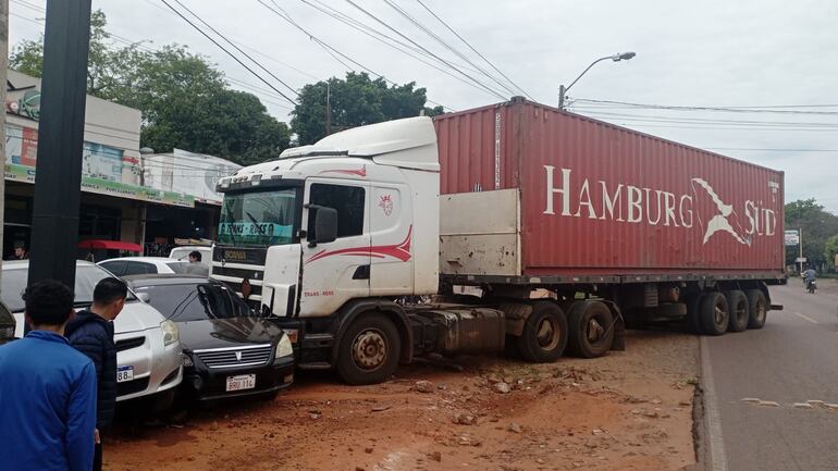 El camión que transportaba un container, estaba estacionado sin el conductor, se movió y se llevó por delante a cuatro vehículos.