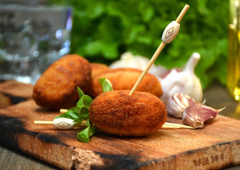 Croquetas de pollo, cúrcuma y curry.