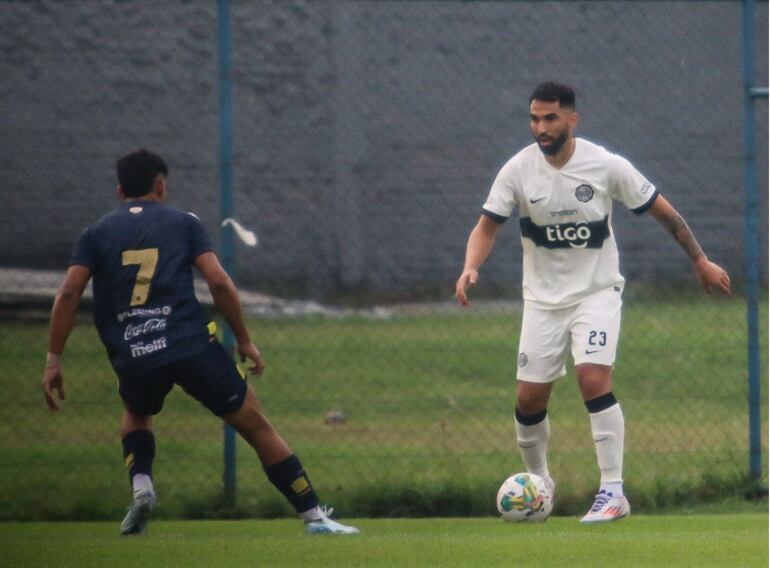 En el "Adrián Jara", Olimpia recibió a Sportivo Trinidense para sumar de a tres. (Foto gentileza: @OlimpiaMedia)