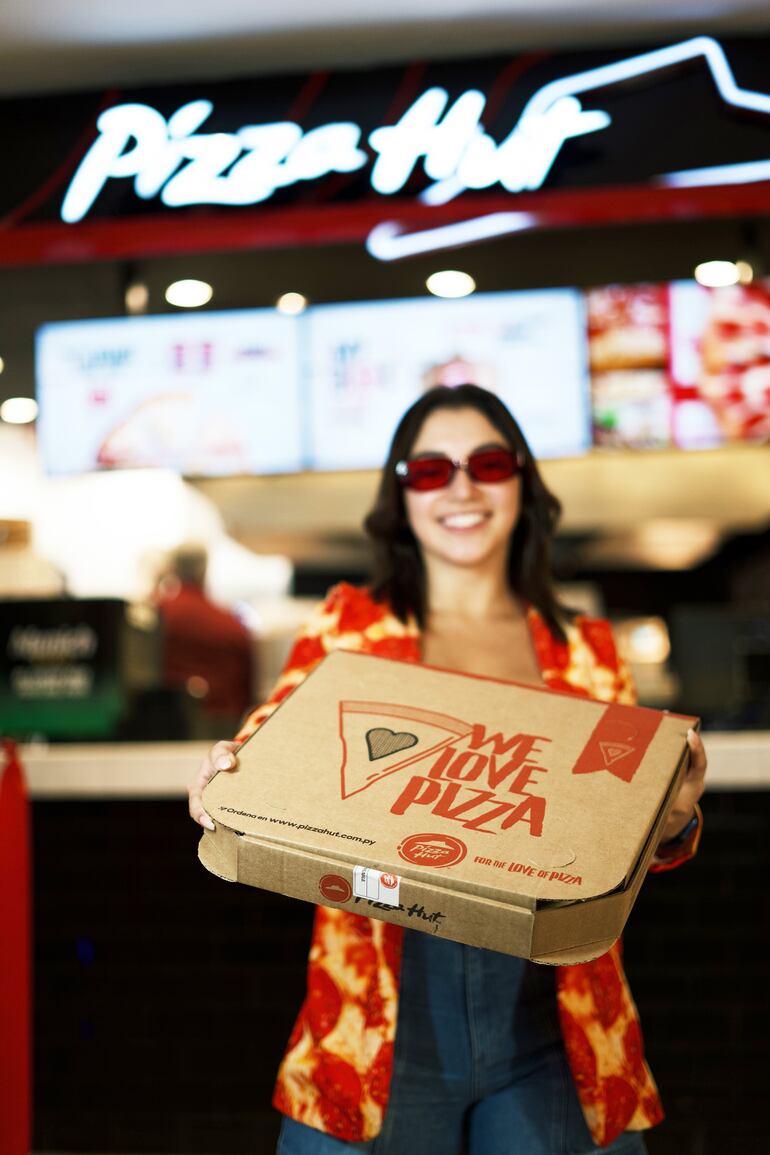 Los pizza lovers celebran con alegría estos 30 años de Pizza Hut en Paraguay.