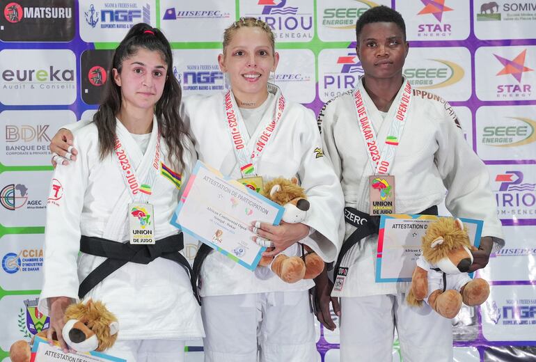 Gabriela Narváez (centro), Priscilla Morand, a la izquierda y Signoline Kanyamuneza.