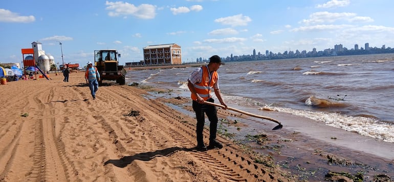 Playa San José inhabilitada por horas luego de “invasión” de camalotes en la costa.