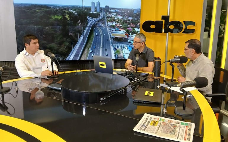 El senador José Oviedo (i) dialoga con  Edgardo Romero y Marcos Cáceres en ABC.