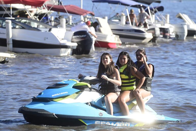 Los paseos en jet ski es la diversión de las jóvenes en el lago.