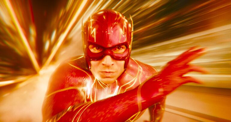 Ezra Miller protagoniza "Flash", interpretando al superhéroe de DC Cómics y a su alter ego Barry.