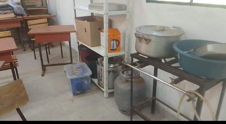 
Los padres y docentes piden la construcción de una sala comedor para no seguir usando una sala de clases como comedor.
 