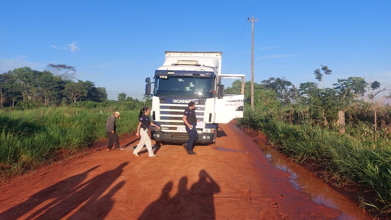 En San Pedro, delincuentes detienen a tiros a transportador de encomiendas y roban varios objetos.