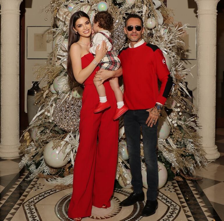 Nadia Ferreira y Marc Anthony con Marquito recibieron a sus invitados a la gran cena de Navidad.