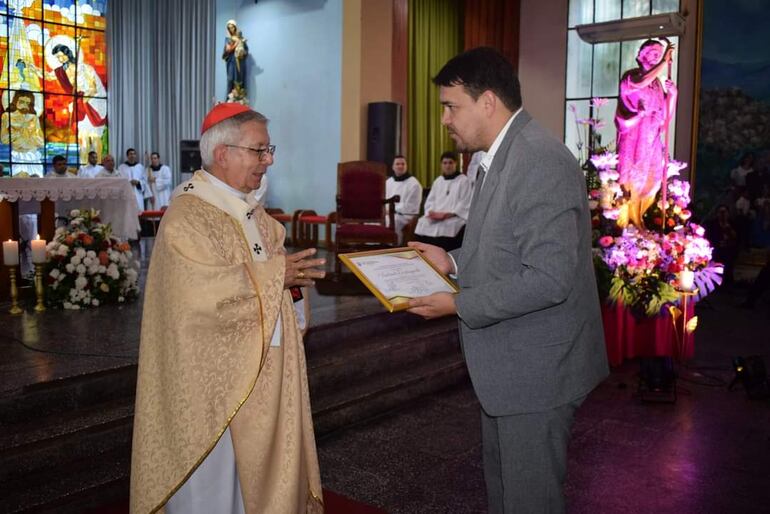 El intendente municipal de la ciudad de San Juan Bautista, José Luis Benítez, entrego el reconocimiento de "Visitante Ilustre", al cardenal, su eminencia, Monseñor Adalberto Martínez.