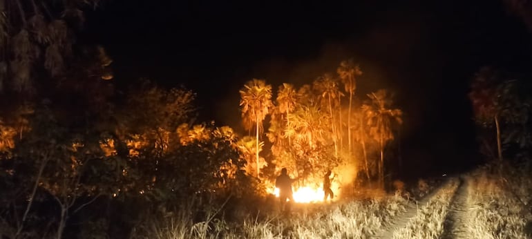 Los voluntarios de la brigada Yaguareté combatiendo el fuego anoche en Bahía Negra.