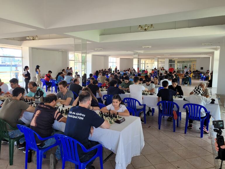 Un centenar de ajedrecistas, entre competidores y observadores asistieron a la jornada del domingo pasado en el Mbiguá.