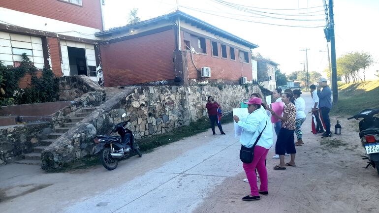 El grupo de personas que se manifestó frente al Hospital Regional de Fuerte Olimpo.