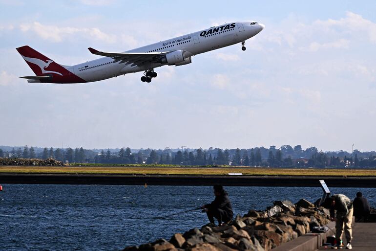 Fragmentos de neumático perforan el ala de un vuelo de Qantas.