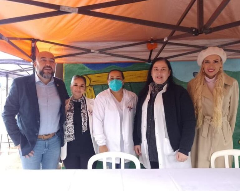 El diputado renunciante Orlando Arévalo y su esposa la concejal de Lambaré, Carolina González (gorra blanca), con funcionarios del Hospital de Lambaré que forman parte de su equipo político.