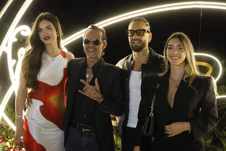 En una de sus fotos públicas más reciente, el cantante colombiano Maluma posa durante la inauguración de su restaurante "Casa Eterna" junto a su esposa Susana Gómez, el cantante Marc Anthony  y su esposa Nadia Ferreira. 