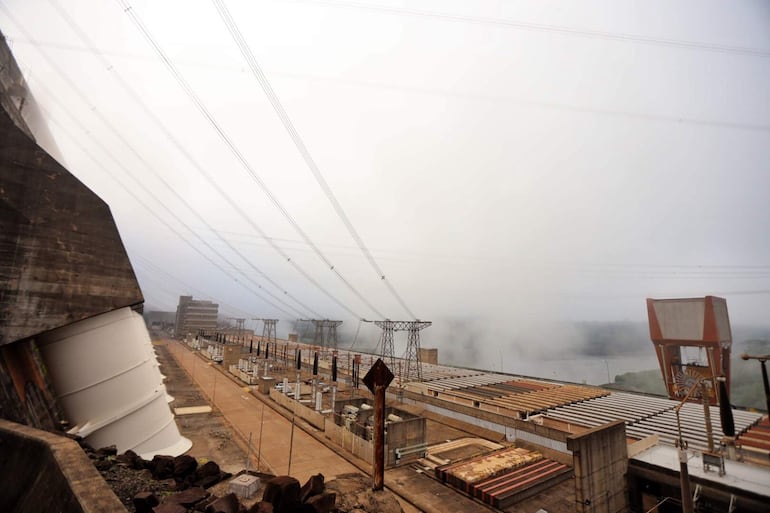 Un sector de la Central Hidroeléctrica Itaipú, en el Río Paraná, entre Paraguay y Brasil.