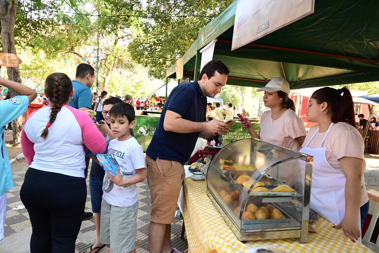 Las comidas típicas son el plato principal de cientos de familias que participaron de la actividad. 