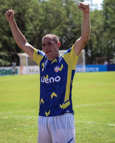 Festejo con los brazos en alto de Guido Javier Aquino (31 años), lateral encarnaceno.