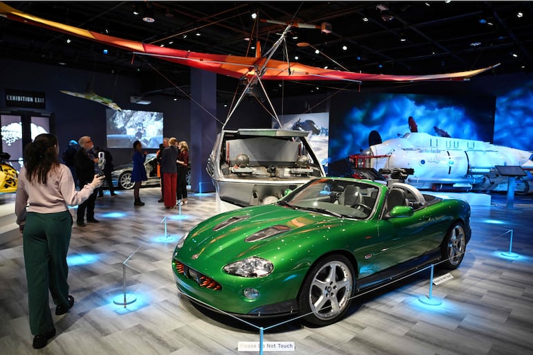 El Jaguar XKR de 'Die Another Day' (2002) se ve en la exposición 'Bond in Motion' en el Museo Internacional del Espionaje en Washington.