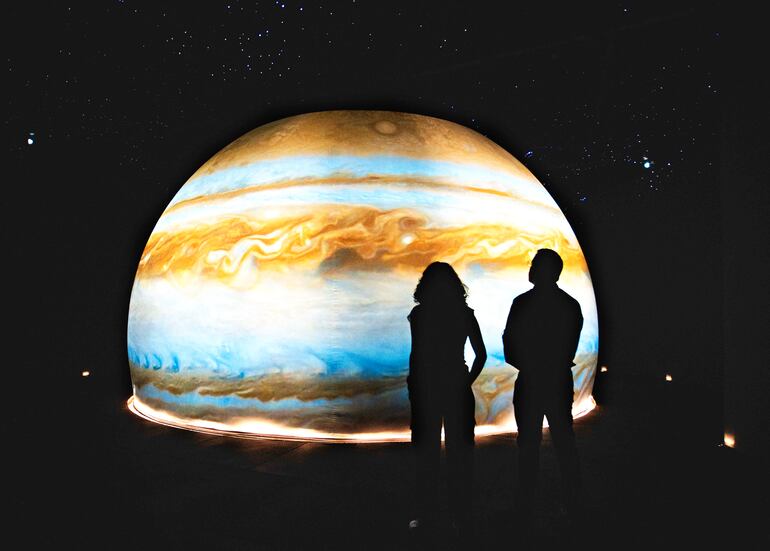 El recorrido del espacio de por sí ya es una experiencia única para el visitante en el planetario digital.