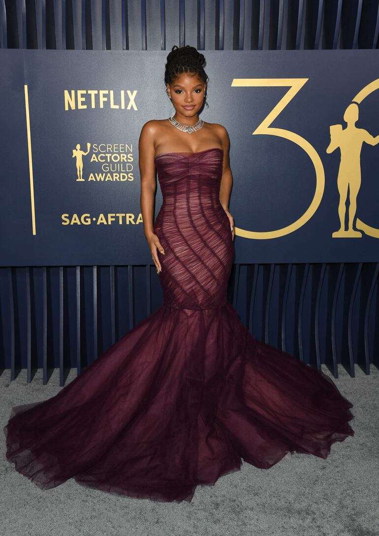 ¡Hermosa! Halle Bailey a su arribo a la edición número 30 de los Premios SAG (Screen Actors Guild Awards). (VALERIE MACON / AFP)