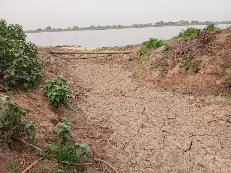 La imagen muestra como uno de los tantos riachos de la zona que suele vertir sus aguas en el río, actualmente, esta totalmente seca.