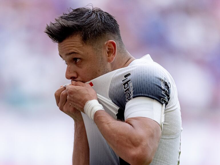 El paraguayo Ángel Romero, futbolista de Corinthians, celebra un gol en el partido frente a Bahía por la fecha 18 de la Serie A de Brasil.