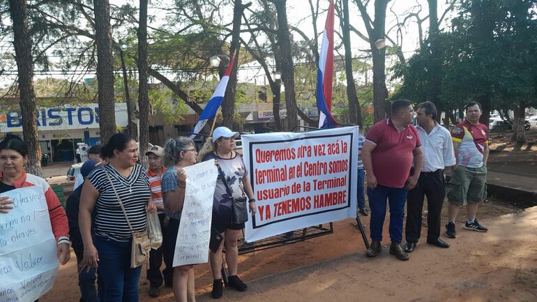 Vendedores de Terminal de Buses de J. E. Estigarribia se manifestaron por bajas ventas.