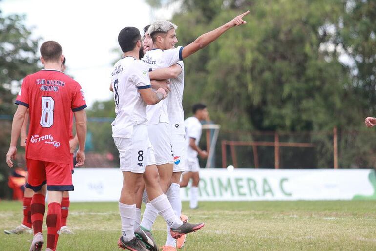 Con el dedo índice arriba festeja Nelson Martínez el tanto que ponía el empate transitorio en el partido. (Foto: APF)