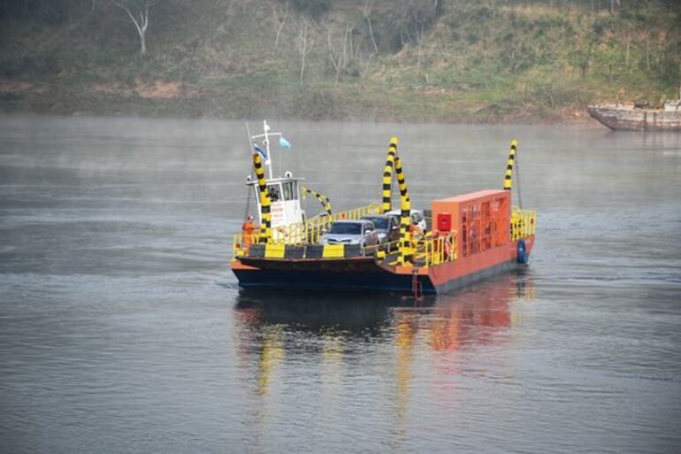 La balsa "Doacir" tiene capacidad para 10 vehículos y cubre el servicio entre Mayor Otaño y Eldorado (Argentina) entre las 0800 y las 1800 horas, de lunes a viernes.