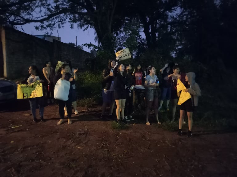 Los padres se reunieron y fueron frente a la casa de la tesorera que se habría apropiado del dinero del curso.