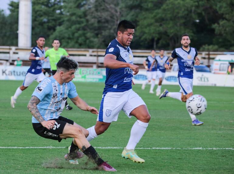 Lautaro Comas disputa el esférico con el defensor de Ameliano Hugo Benítez.