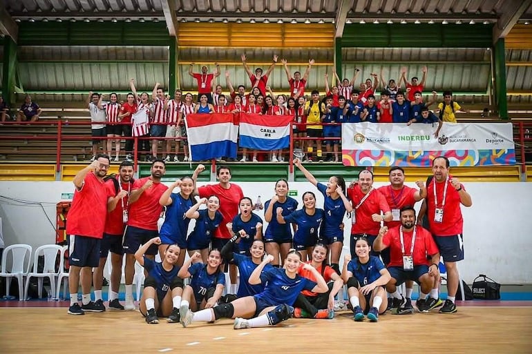 Las chicas y el cuerpo técnico celebra el pase a la final, para buscar el pentacampeonato.