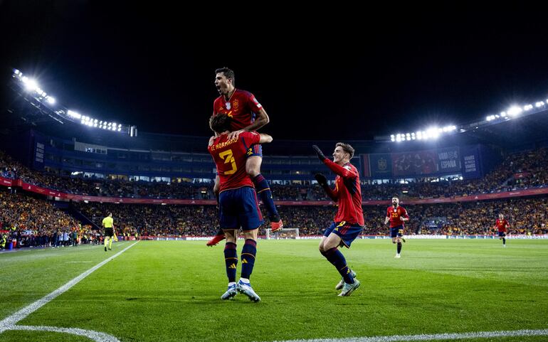 Los jugadores de la selección española, (i-d) Robin Le Normand, Rodrigo y Gavi, celebran el primer gol del combinado español durante el encuentro correspondiente a la fase de grupos de clasificación para la Eurocopa 2024 que disputan hoy Domingo frente a Georgia en el estadio José Zorrilla, en Valladolid.