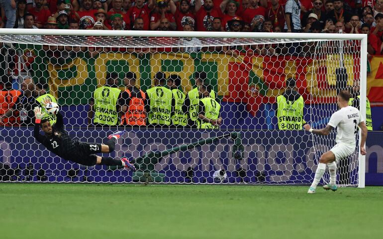 Frankfurt Am Main (Germany), 01/07/2024.- Goalkeeper Diogo Costa of Portugal saves the penalty of Jure Balkovec of Slovenia during the penalty shoot out during the UEFA EURO 2024 Round of 16 soccer match between Portugal and Slovenia, in Frankfurt Main, Germany, 01 July 2024. (Alemania, Eslovenia) EFE/EPA/ANNA SZILAGYI
