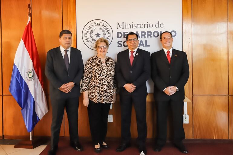 (De izquierda a derecha), Raúl Ramírez, viceministro de Administración y Finanzas; María Ester Jiménez, viceministra de Protección y Promoción Social y Económica; ministro Tadeo Rojas y Carlos Paris, viceministro de Políticas Sociales