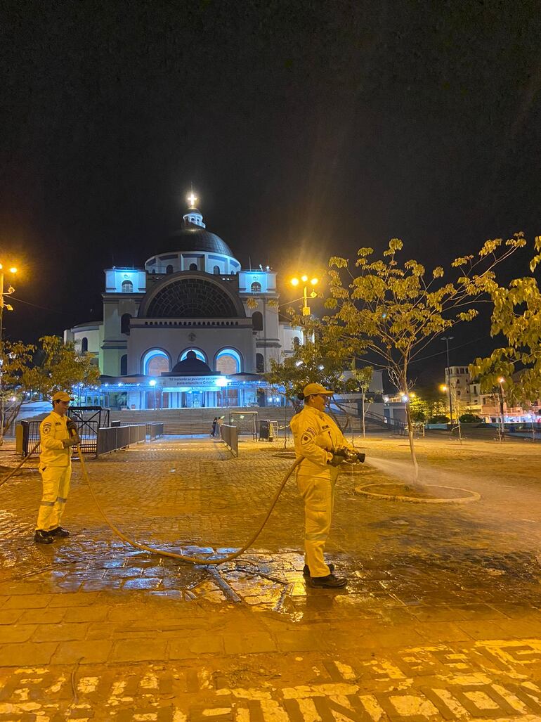 Los bomberos amarillos riegan por ejemplo los fines de semana