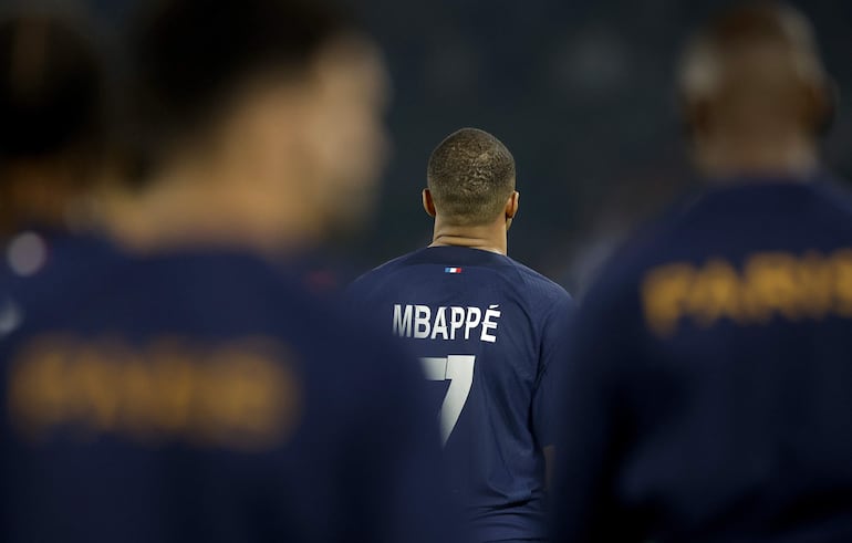 El francés Kylian Mbappé, jugador del París Saint-Germain, durante un partido contra Borussia Dortmund por la Champions League en el estadio Parque de los Príncipes, en París, Francia.