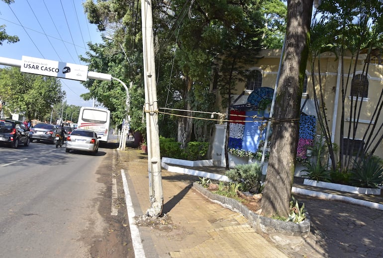 La columna se encuentra a pocos metros de la rotonda entre Félix Bogado y General Santos en Asunción. Una soja atada a un árbol, la sujeta.