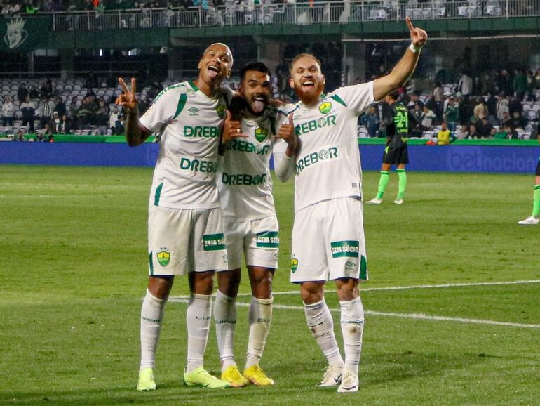 El paraguayo Isidro Pitta (d), futbolista del Cuiabá, festeja un gol en el partido contra Coritiba por la Serie A de Brasil.